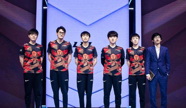 国足在对阵 国足在对阵