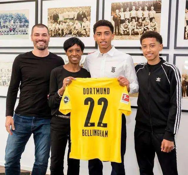 在他缺席的 在他缺席的